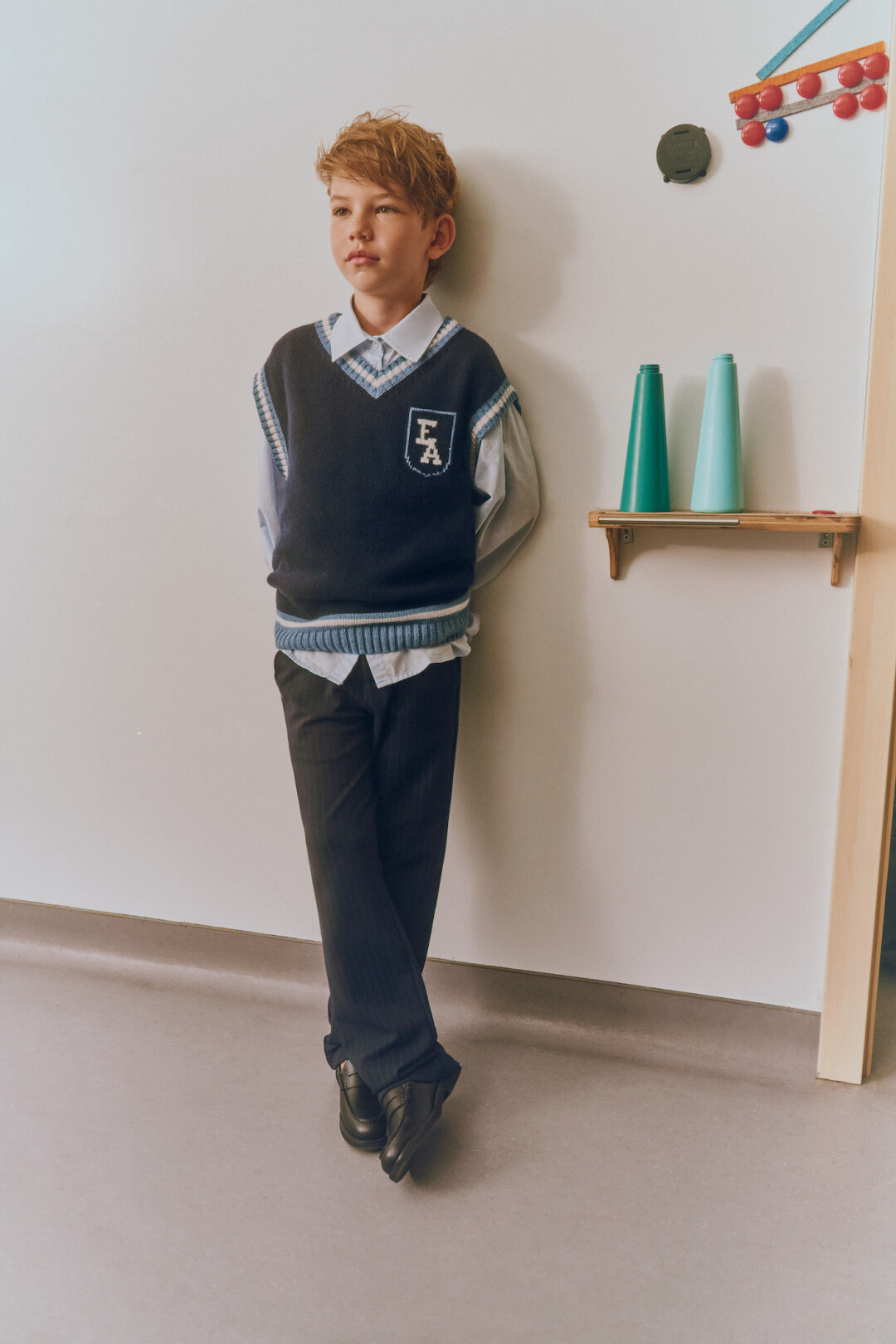 Жилет Emporio Armani, 14 800 Руб., рубашка Aletta, 9 680 руб., брюки Aletta, 9 315 Руб., лоферы Rondinella, 18 450 руб.