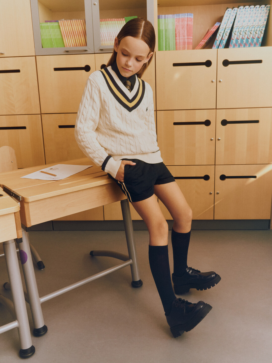 Пуловер Polo Ralph Lauren 16 150 руб., рубашка Aletta, 8 865 руб., шорты Les Coyotes De Paris, 10 850 руб., дерби Emporio Armani, 22 650 руб., галстук