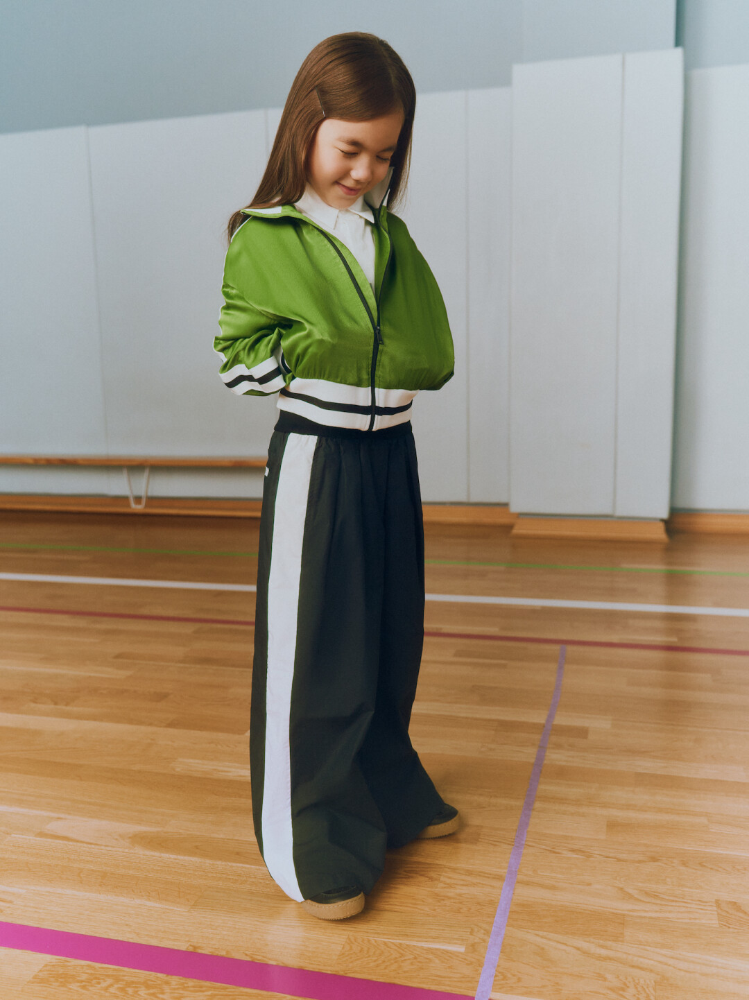 Куртка Karl Lagerfeld Kids, 16 250 руб., рубашка Givenchy, 33 800 Руб., брюки Balmain, 44 850 Руб., кеды MM6, 21 800 руб.