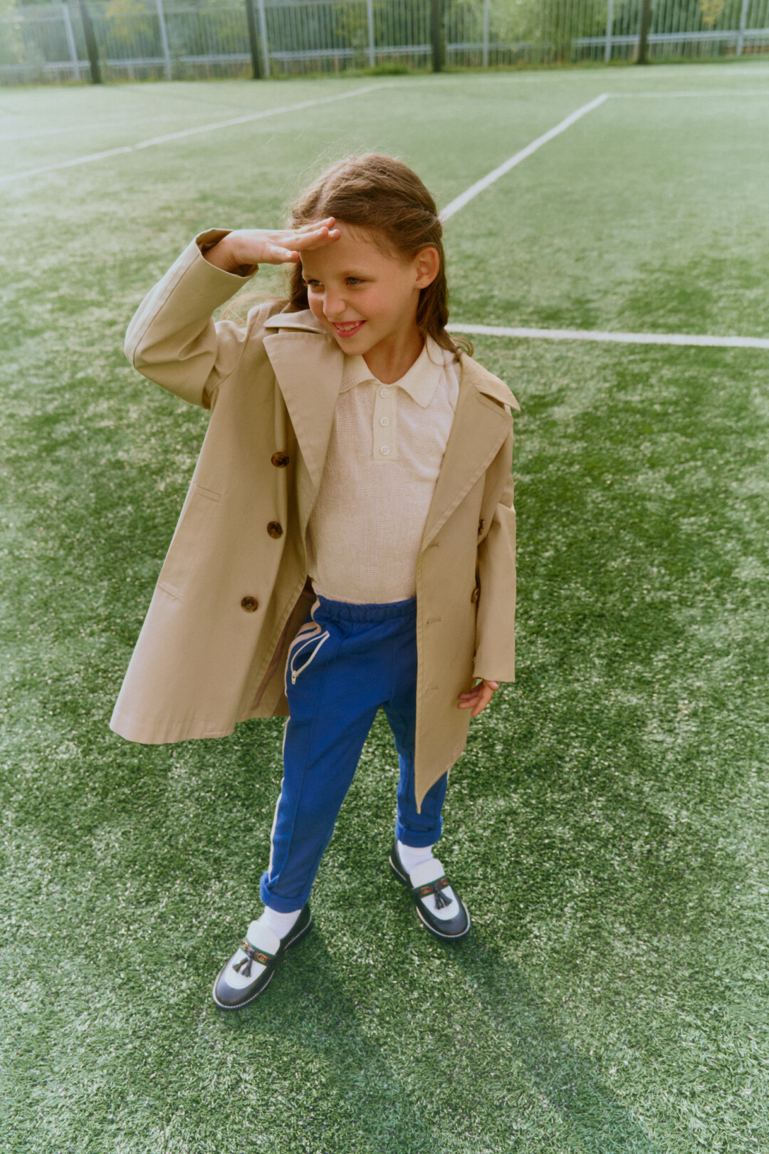 Тренч MM6, 49 950 руб., поло Paade Mode, 13 600 руб., брюки Les Coyotes De Paris, 15 450 руб., лоферы Gucci, 49 950 руб.