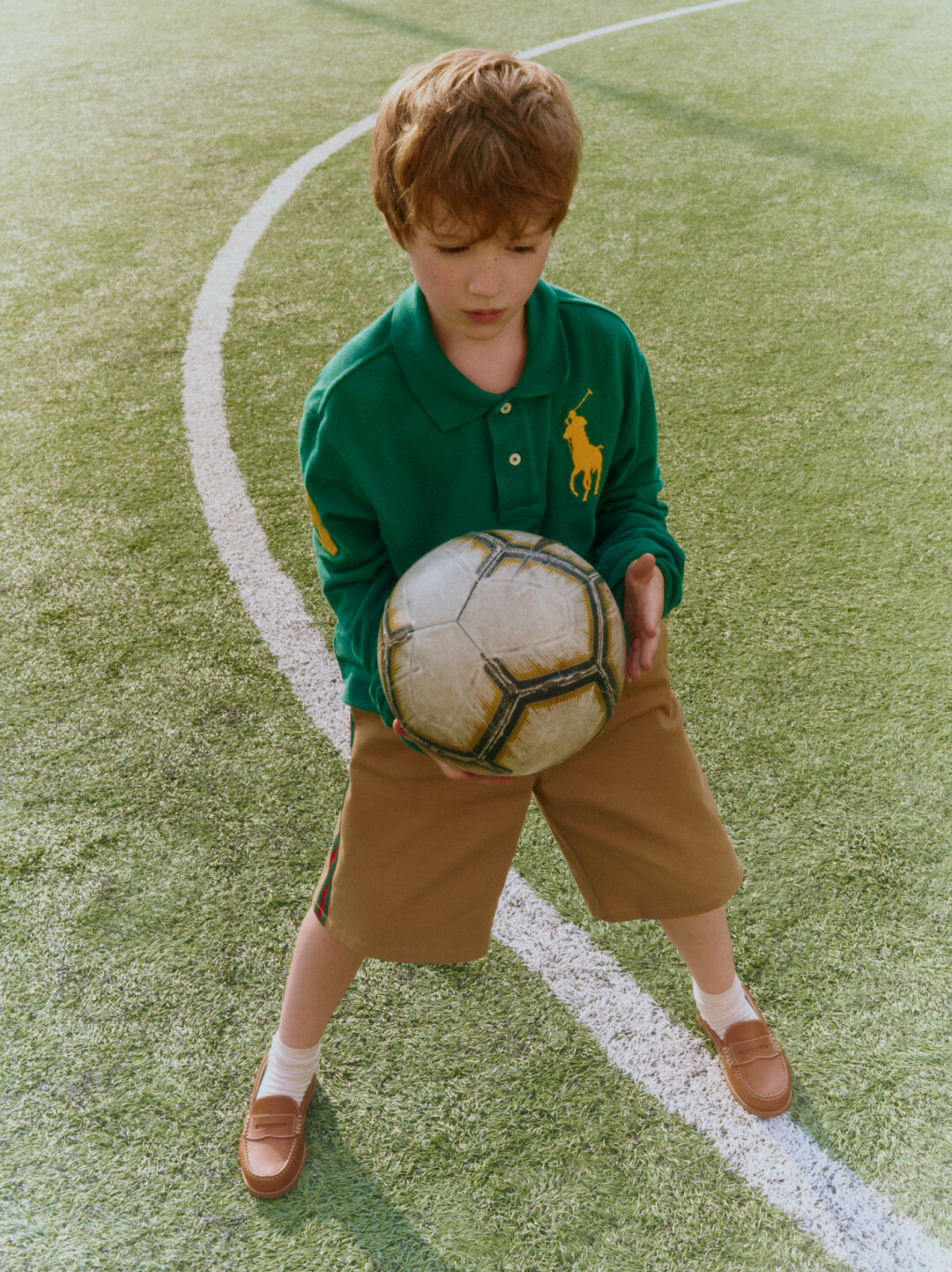 Поло Polo Ralph Lauren, 10 850 руб., шорты Gucci, 37 850 руб., лоферы Jarrett, 23 200 руб.