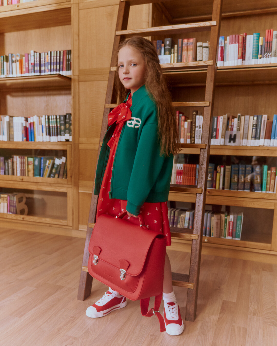 Толстовка Emporio Armani, 14 650 руб., платье Fendi, 127 000 руб., кеды Emporio Armani, 26 300 руб., портфель Age Of Innocence, 19 500 руб.