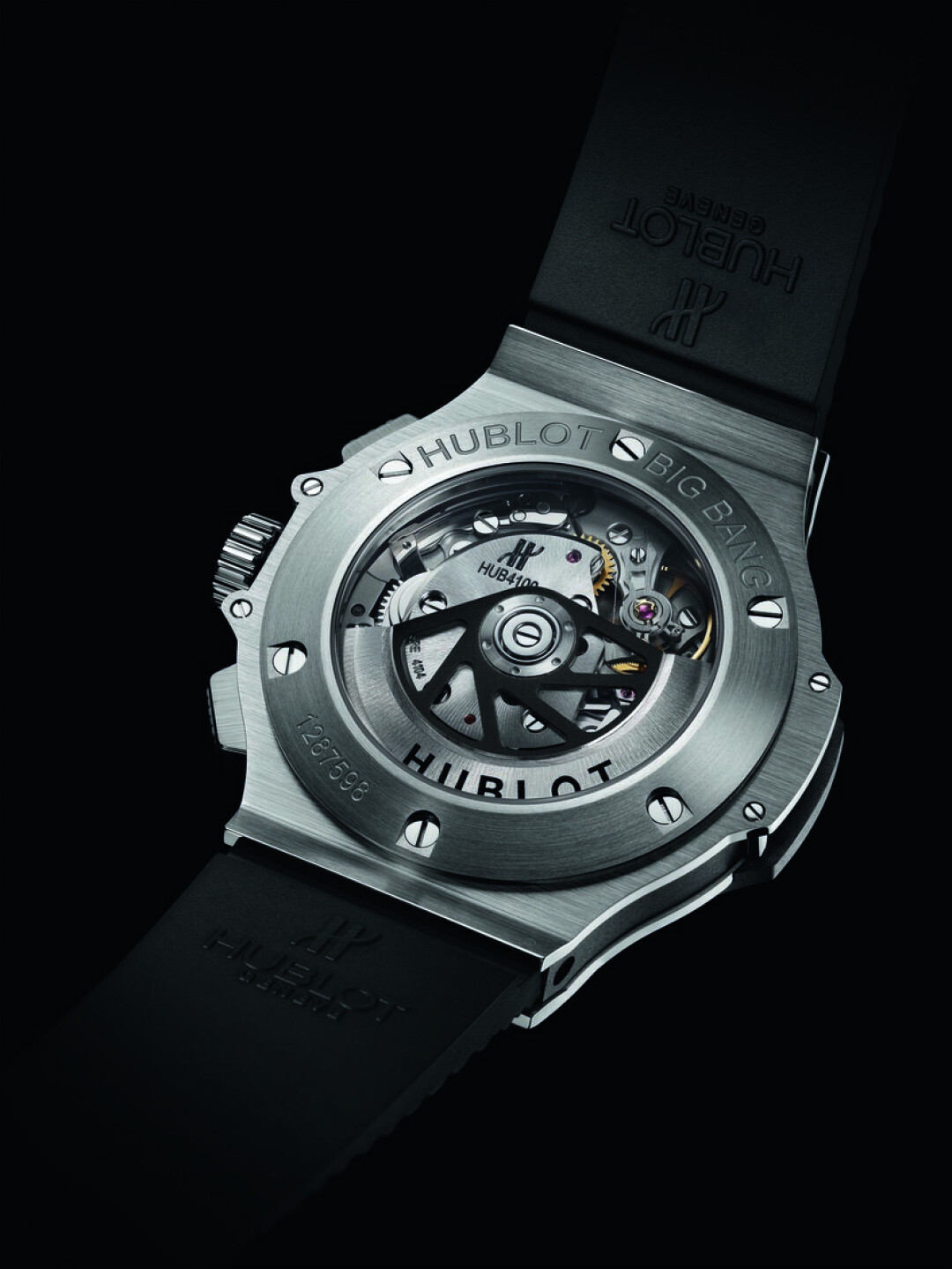 Корпус часов Hublot Big Ban Original Steel Ceramic, которые получили в подарок игроки команды-победителя, выполнен из полированной и сатинированной