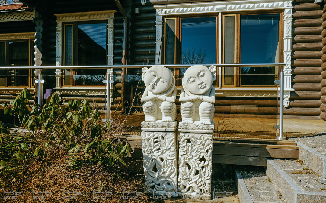 Скульптуры переехали на Карельский перешеек с Бали и теперь рифмуются с резными наличниками.
