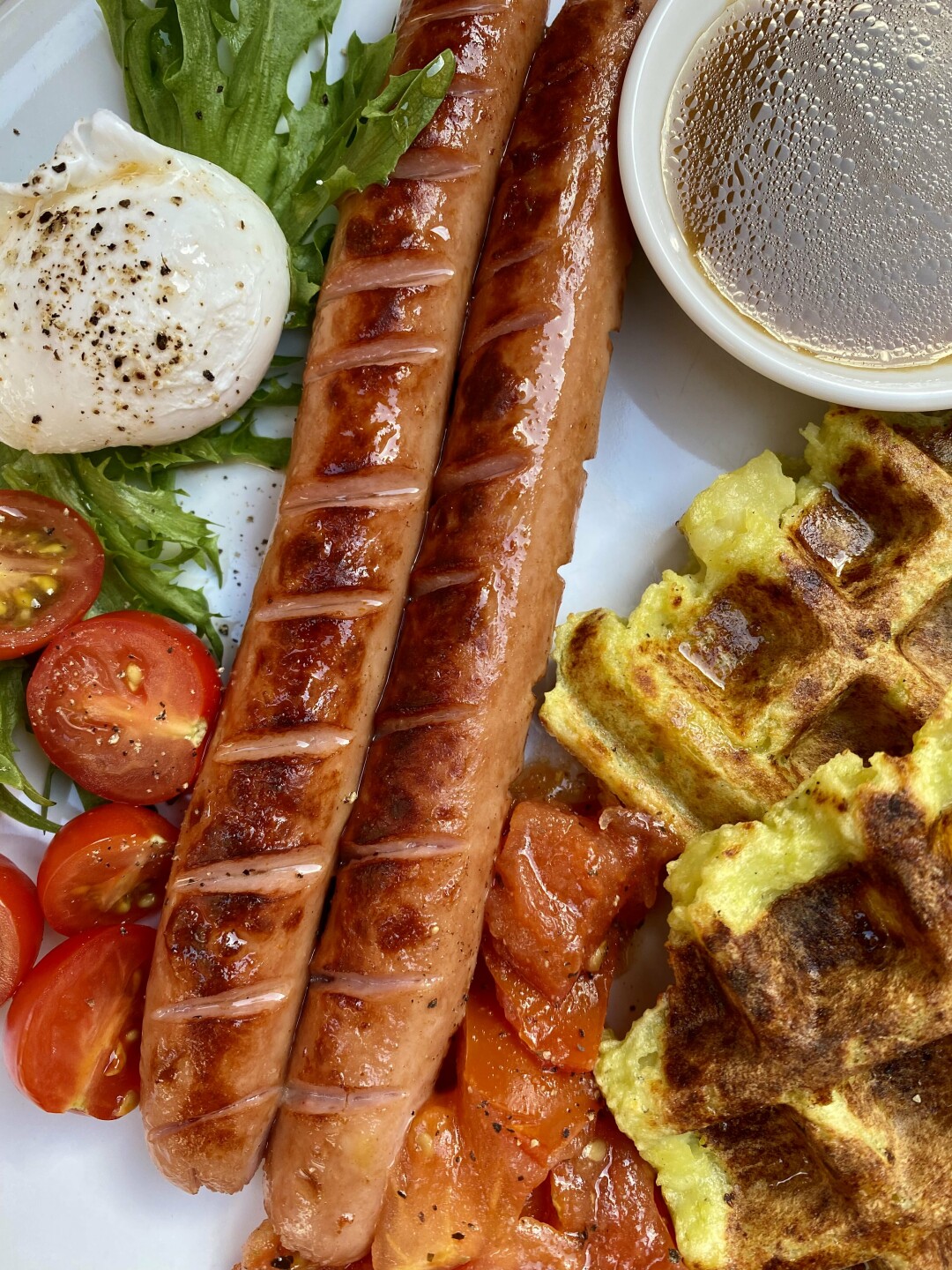 Картофельные вафли с сосисками, яйцом пашот, свежими и вялеными томатами