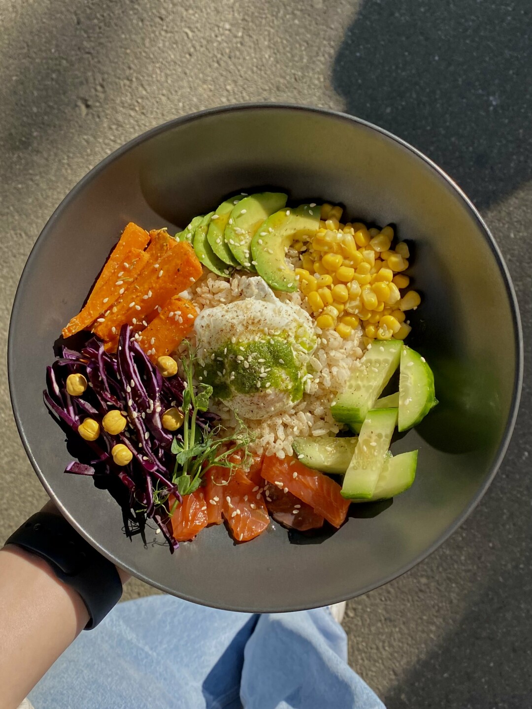Новый боул с лососем, рисом, свежими овощами, печеной морковью и яйцом пашот