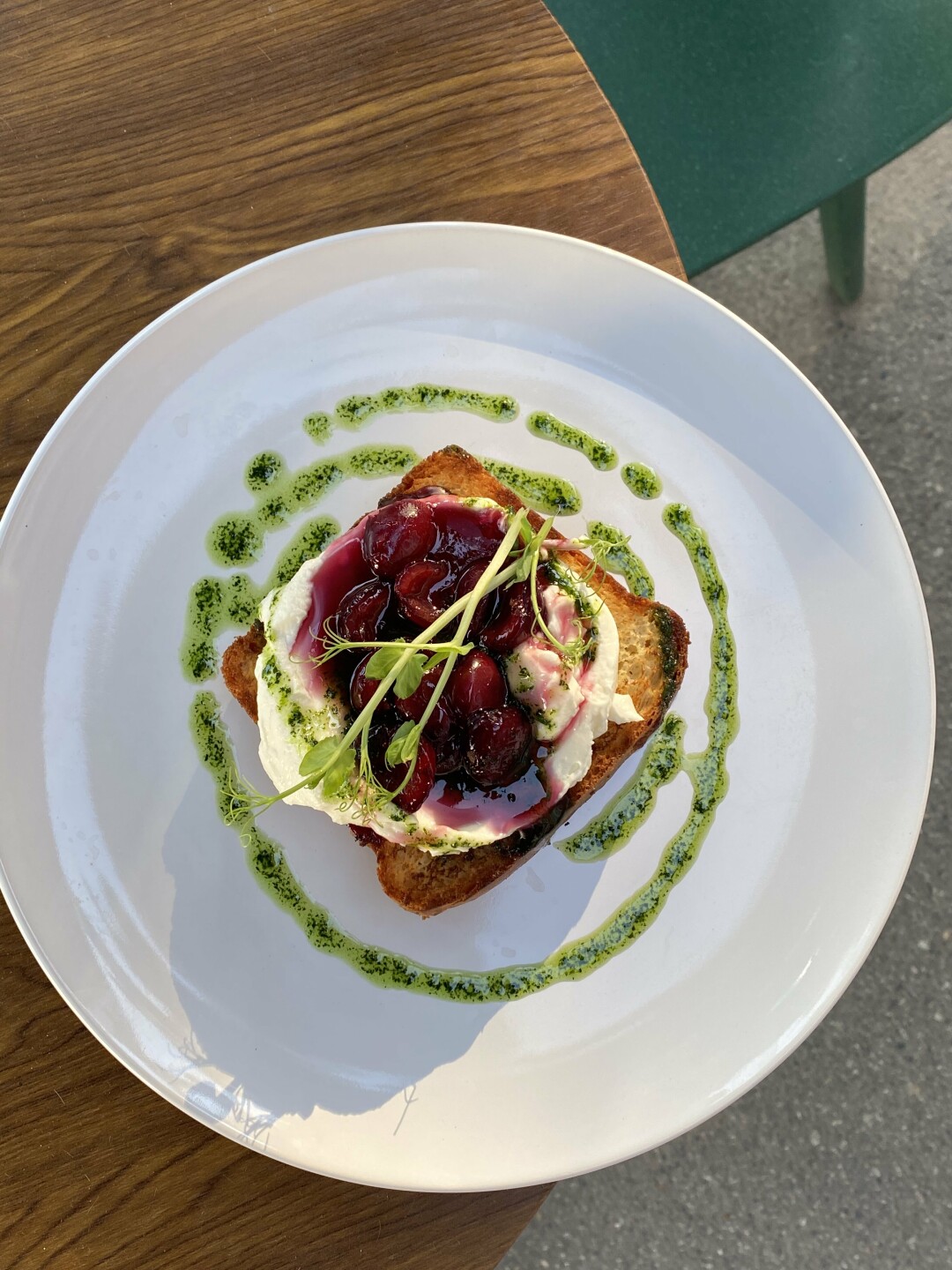 Бестселлер сезона — бриошь с черешней, сливочным кремом и микрозеленью