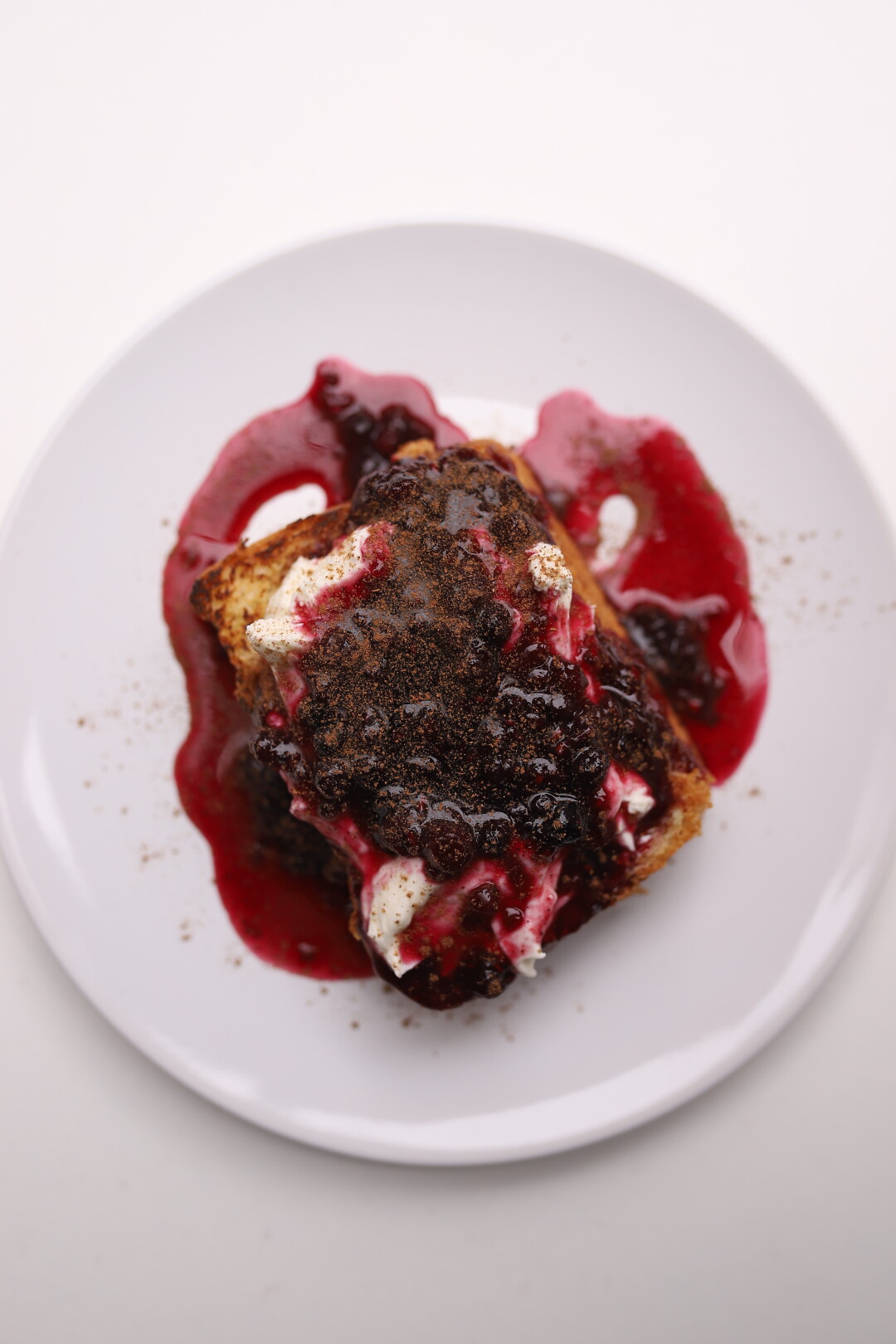 Бриошь со сливочным кремом и томлеными ягодами