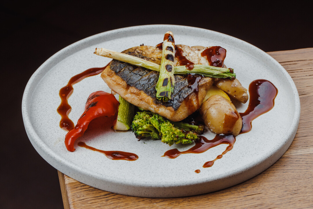 Кефаль с молодым картофелем и овощами гриль