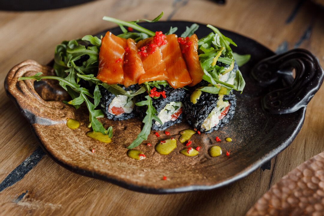 Черный ролл-сашими