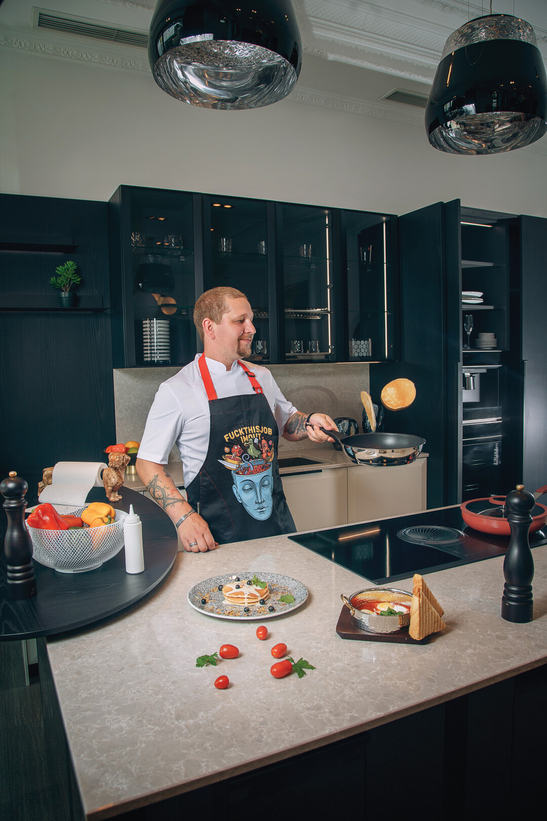 НИКОЛАЙ ЧМАРАК Шеф-повар «Дон Отелло», donotello.ru, ООО «Рест Групп», ИНН 3811464506, ОГРН 1193850025610 Шакшука и панкейки со сливочным кремом и