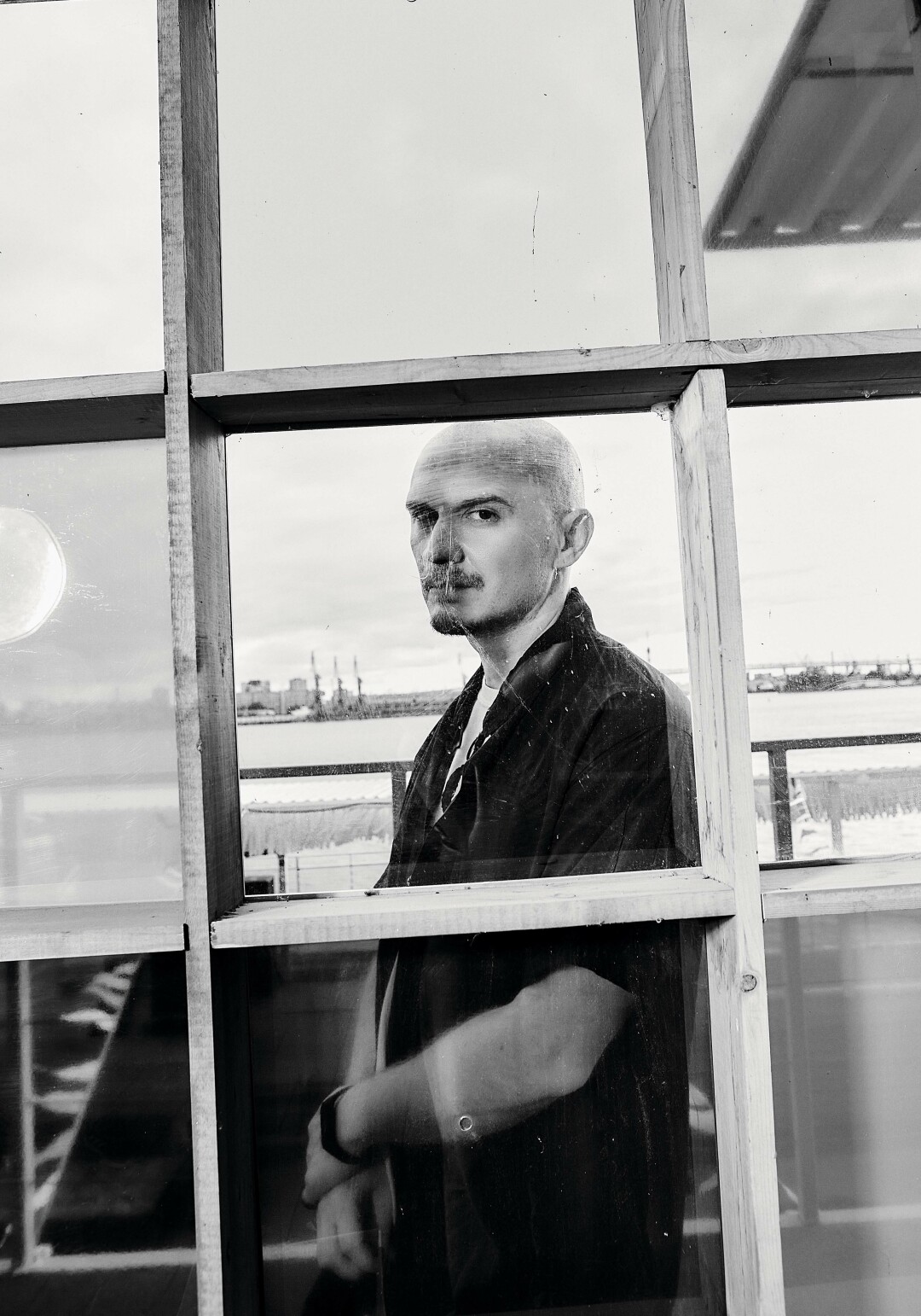 NOCOW в брюках и рубашке ONXE