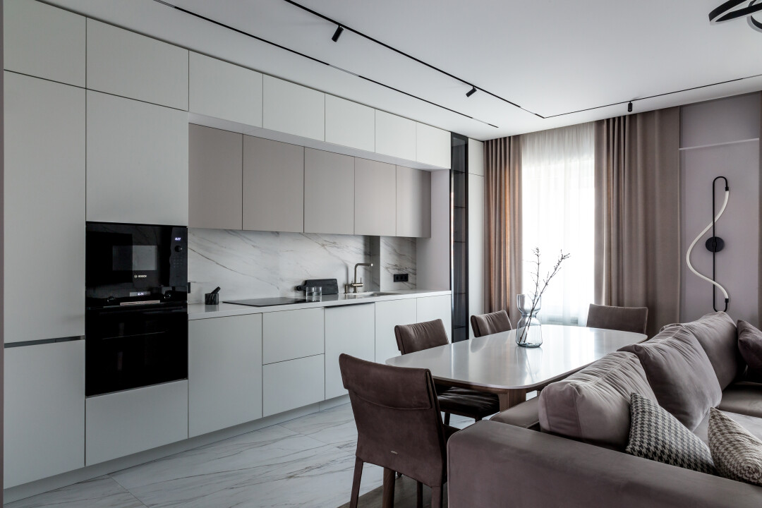 Белоснежная корпусная кухня стала основой художественной композиции DEVITA