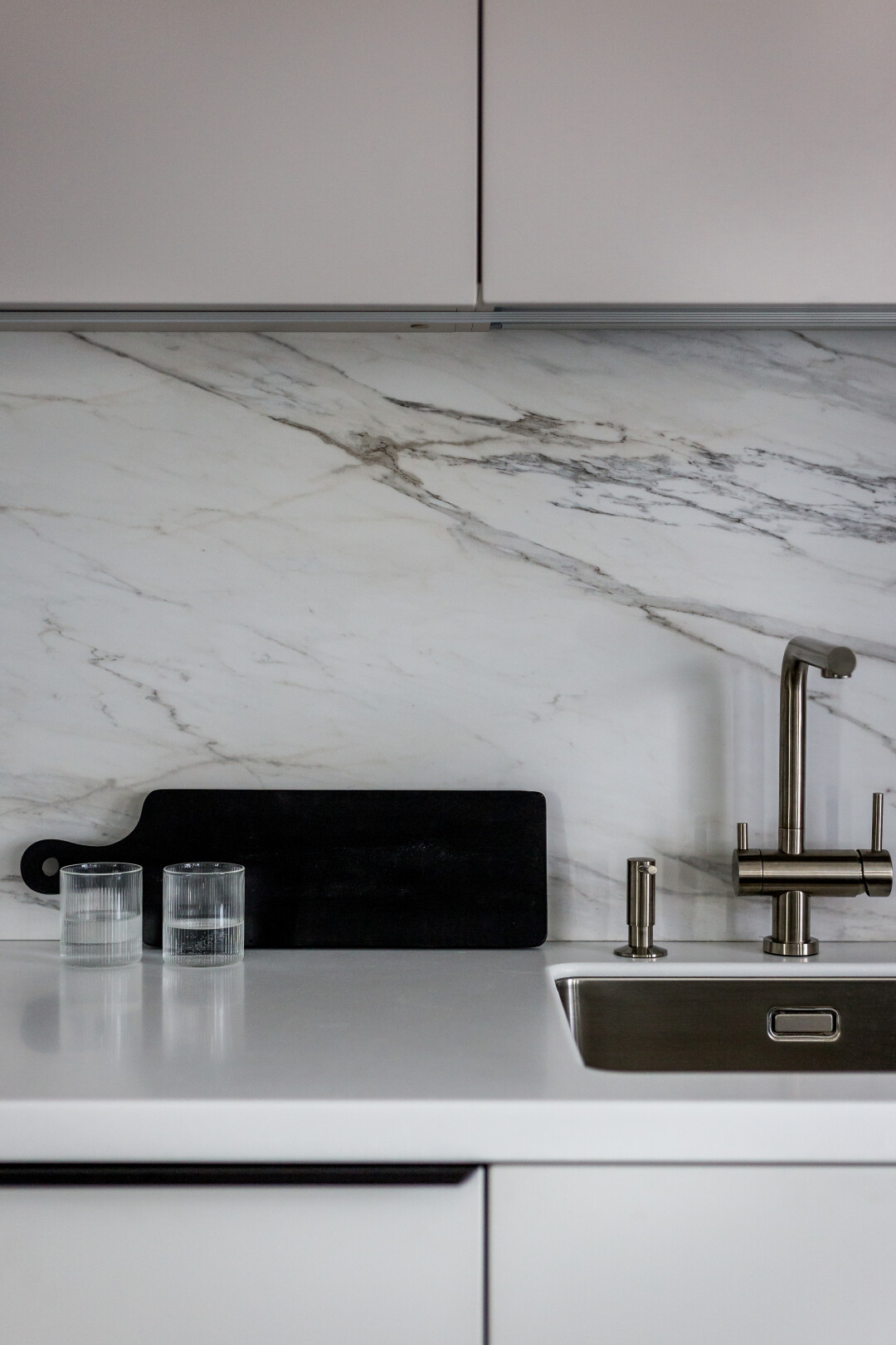 Смеситель Hansgrohe специально подобран по высоте так, чтобы было комфортно умываться Pioneer