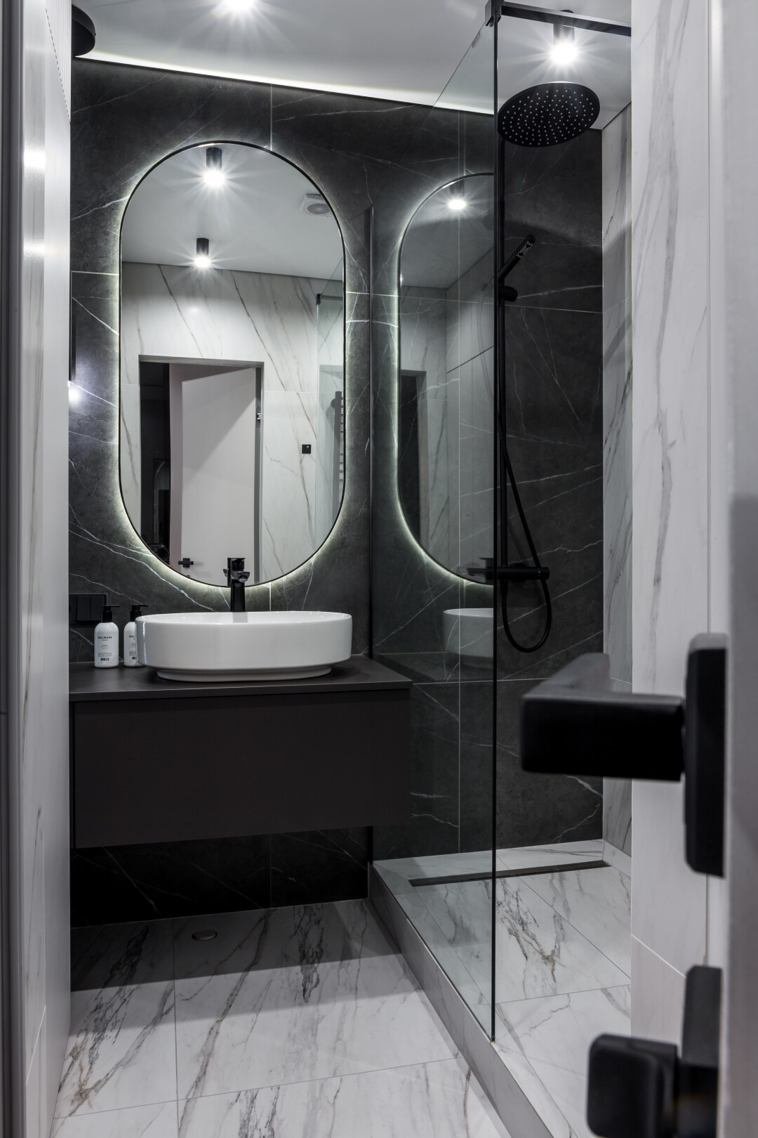 В душевой зоне используется душевая система с термостатом Bossini с большим верхним душем и стеклянное ограждение со свободным входом от фабрики