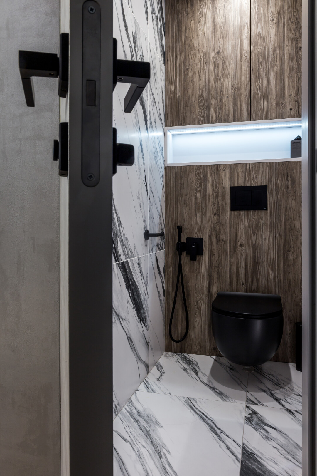 Смеситель для раковины и гигиенический душ выбраны от фабрики Omnires из одной коллекции, они выполнены в едином стиле. Подвесной унитаз от фабрики