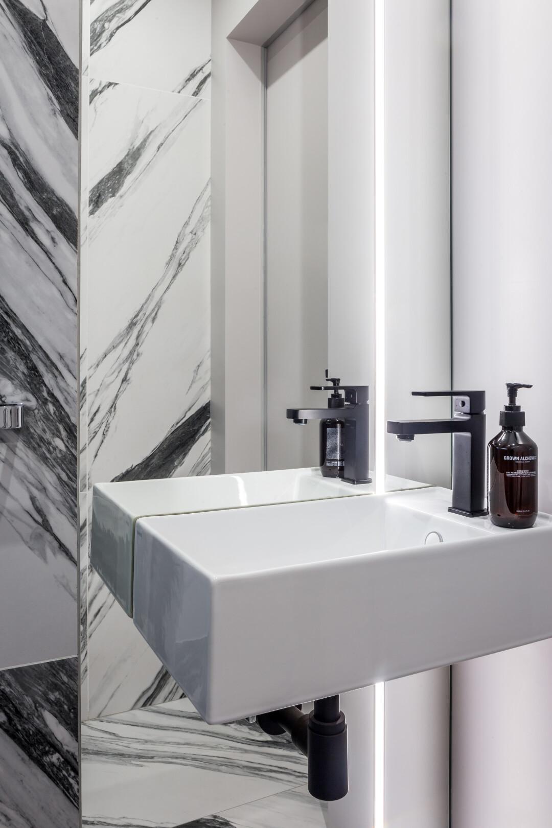 За счет своей формы раковина от фабрики Geberit имеет как будто «парящий» вид Pioneer