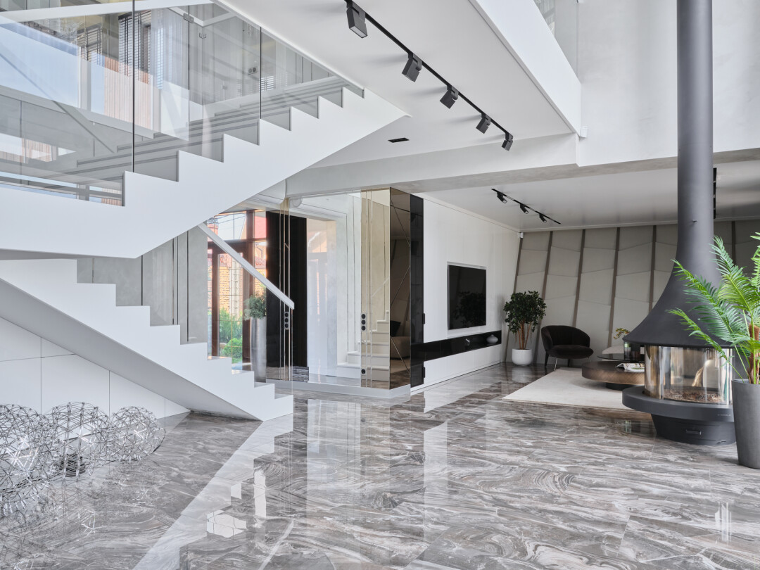 Искусственный акриловый камень, которым облицована лестница, никогда не потеряет своей новизны и актуальности, имея непористую структуру не впитывает