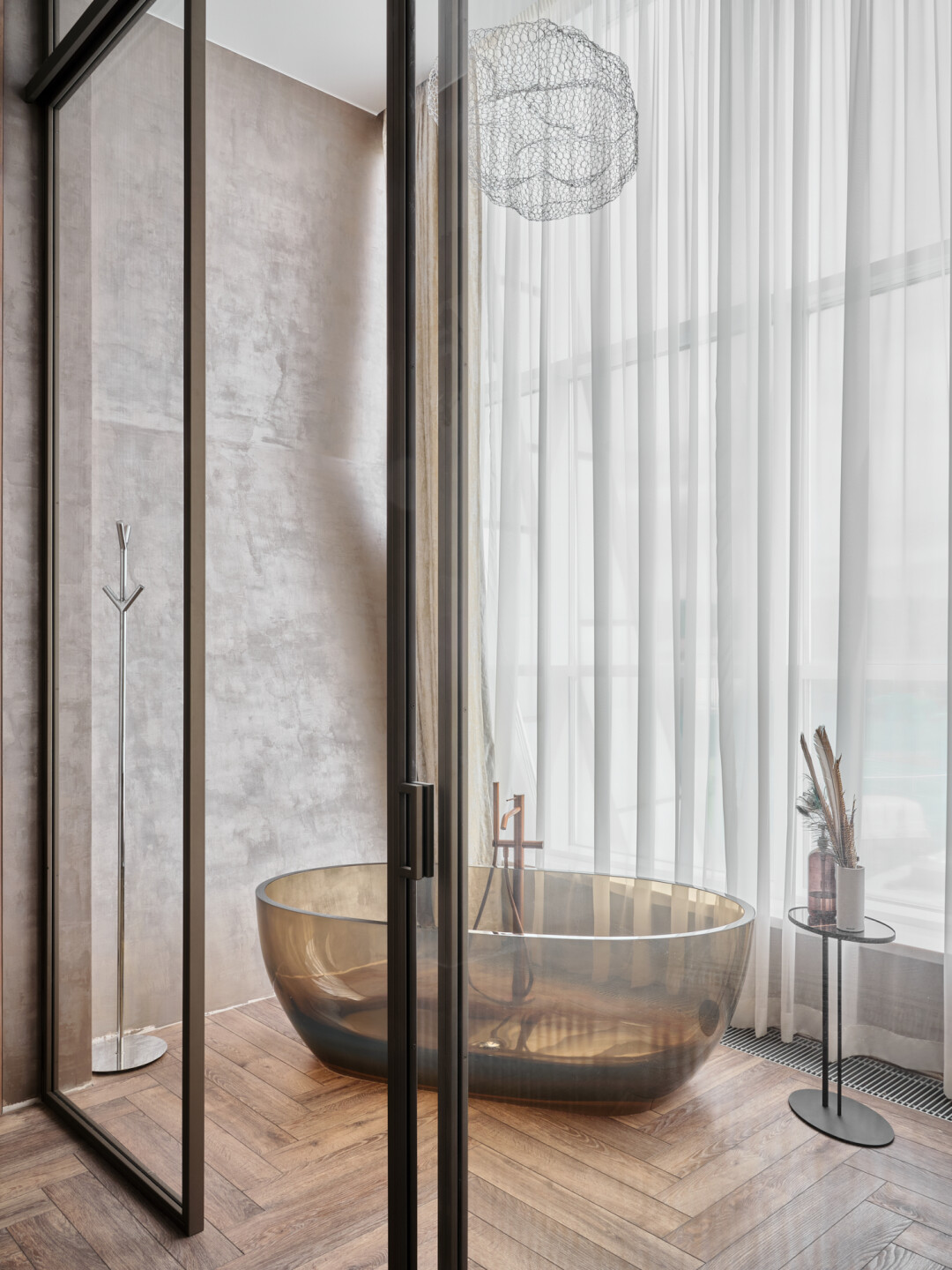 Стеклянная перегородка собственного производства. Раздвижная дверь со встроенным доводчиком, обеспечивающим плавный ход и удобство эксплуатации