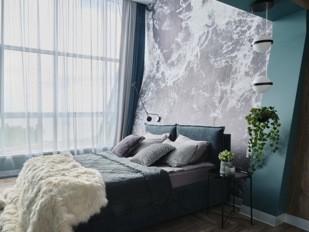 В детской — турецкие шторы. Мягкий белый тюль с льняной фактурой и ворсистые портьеры, приятные на ощупь. Цветовое сочетание серого и белого Tata Home