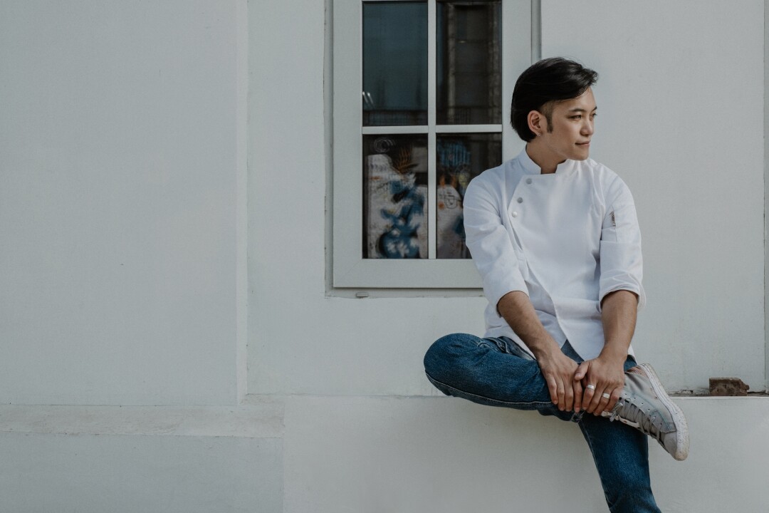 На Кадзу джинсовый комбинезон Sneakers museum