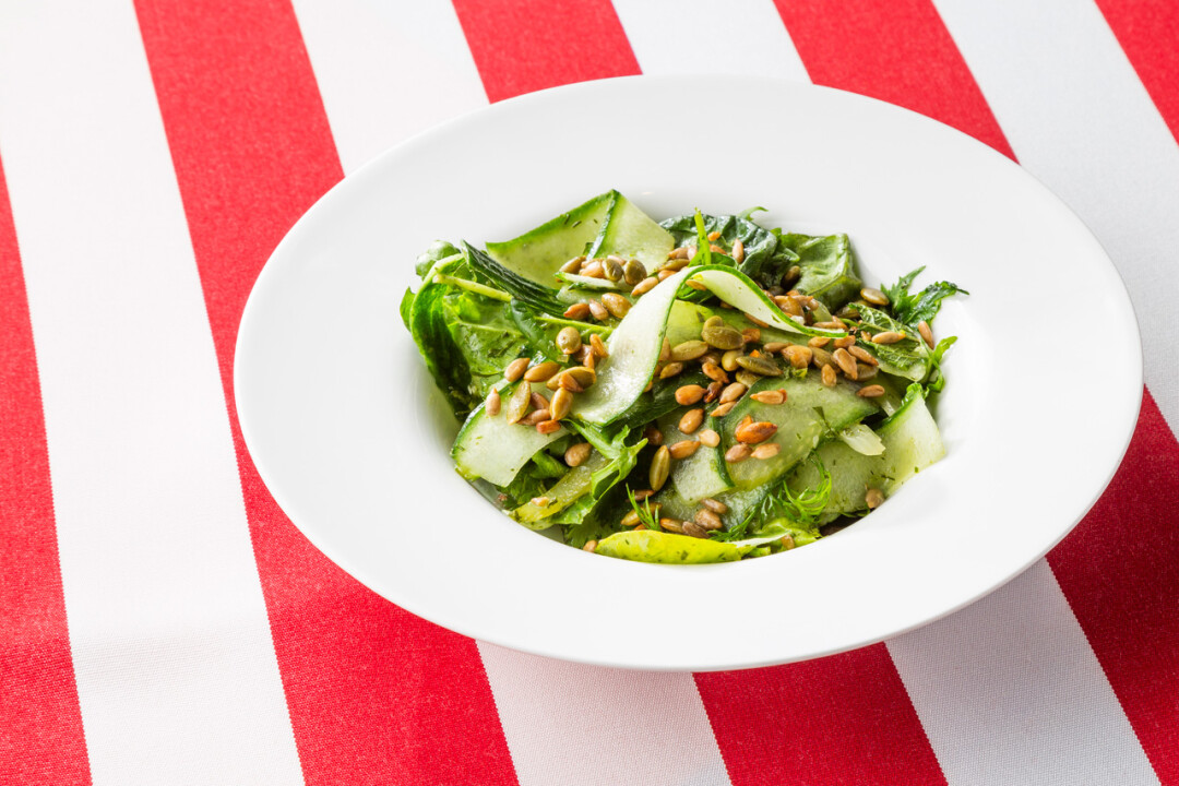 Зеленый салат с маринованым сельдереем, свежим огурцом и семечками