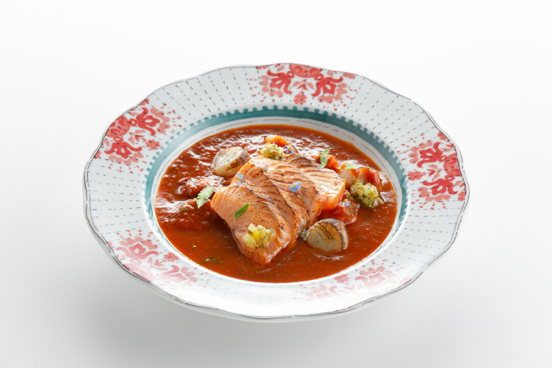 Рыбный суп с гребешками, лососем и креветками