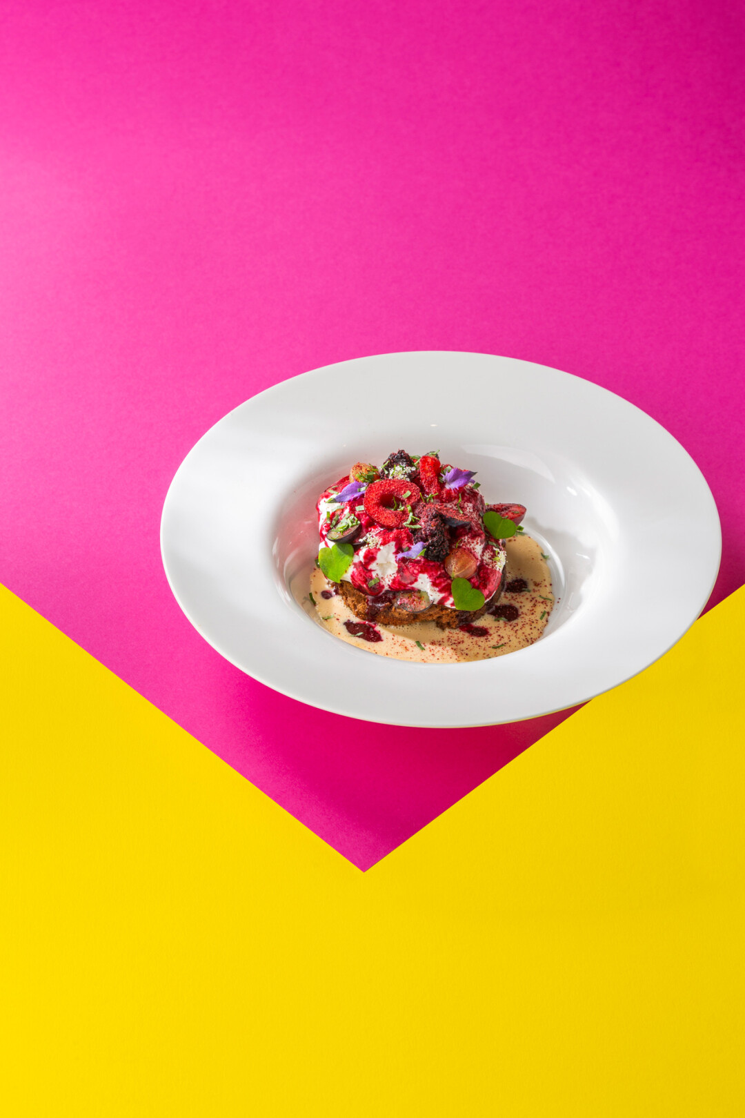 Хит ресторана — шоколадный брауни с ягодами, кешью, вяленной клюквой и гелем из черной смородины и эстрагона