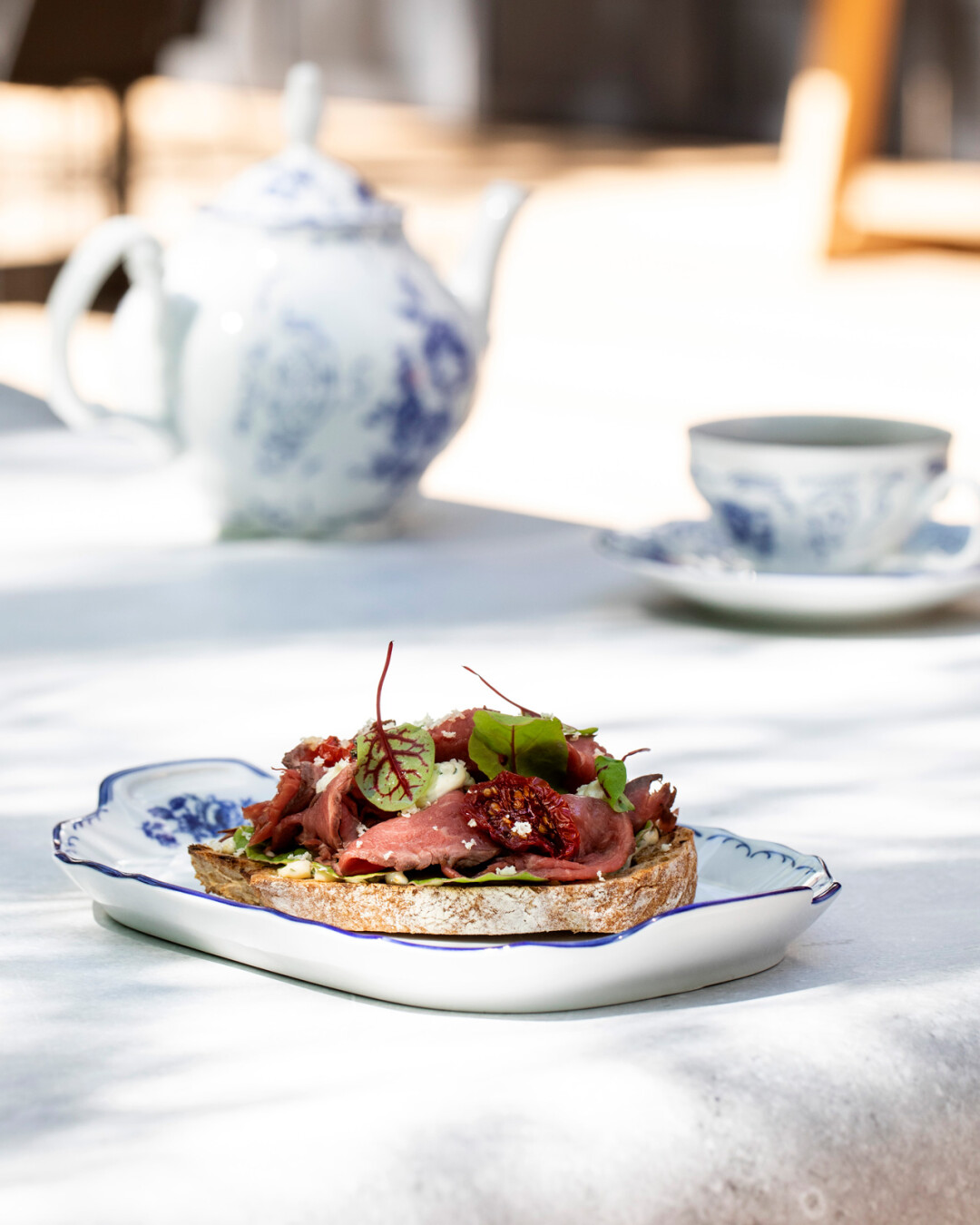 Бутерброд с домашним ростбифом на ремесленном хлебе