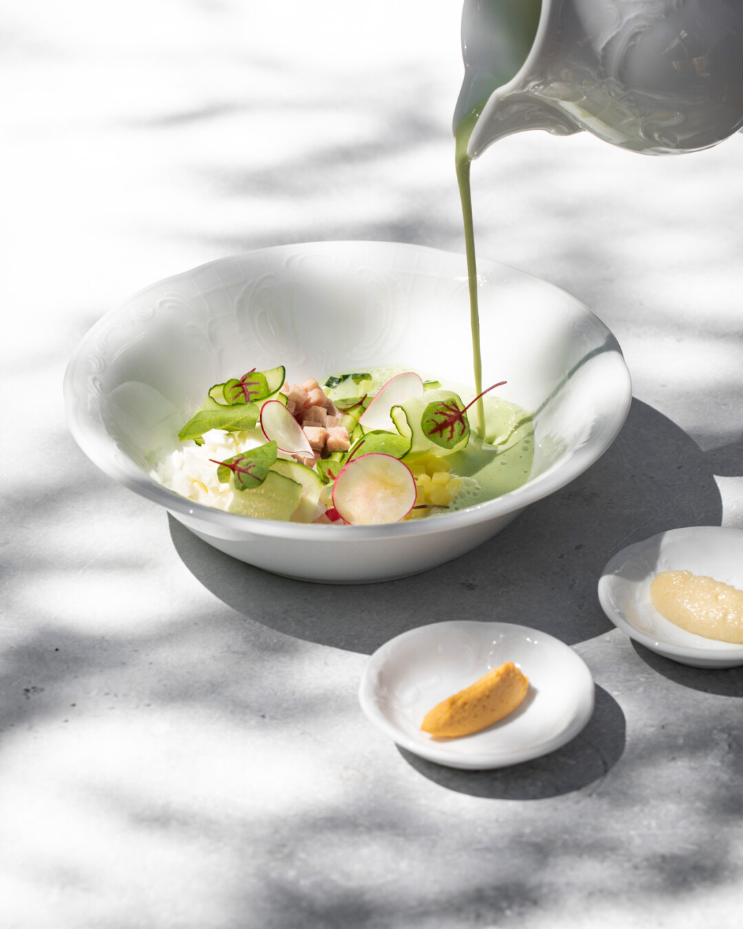 Окрошка на кефире с тархуном и домашней рулядой из индейки