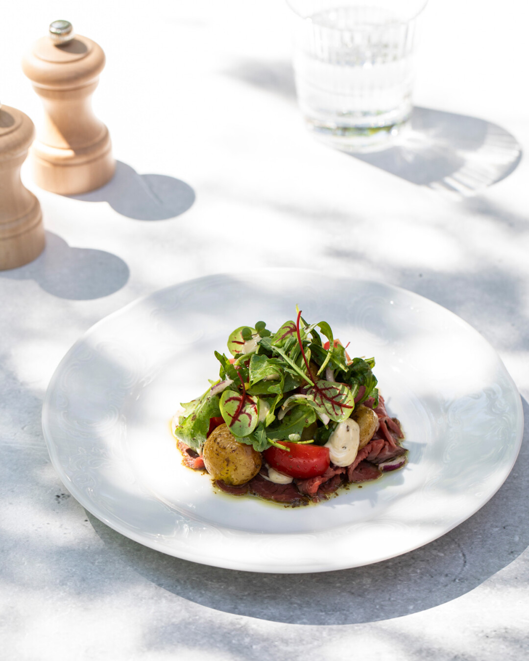 Салат с домашним ростбифом и молодым картофелем с сальсой из кинзы и мяты