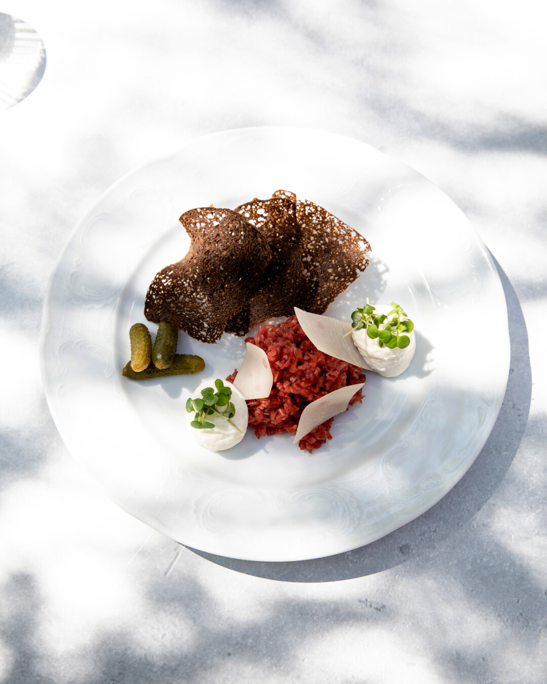 Тартар из говядины с муссом из пармезана и чипсами чипсами из бородинского хлеба