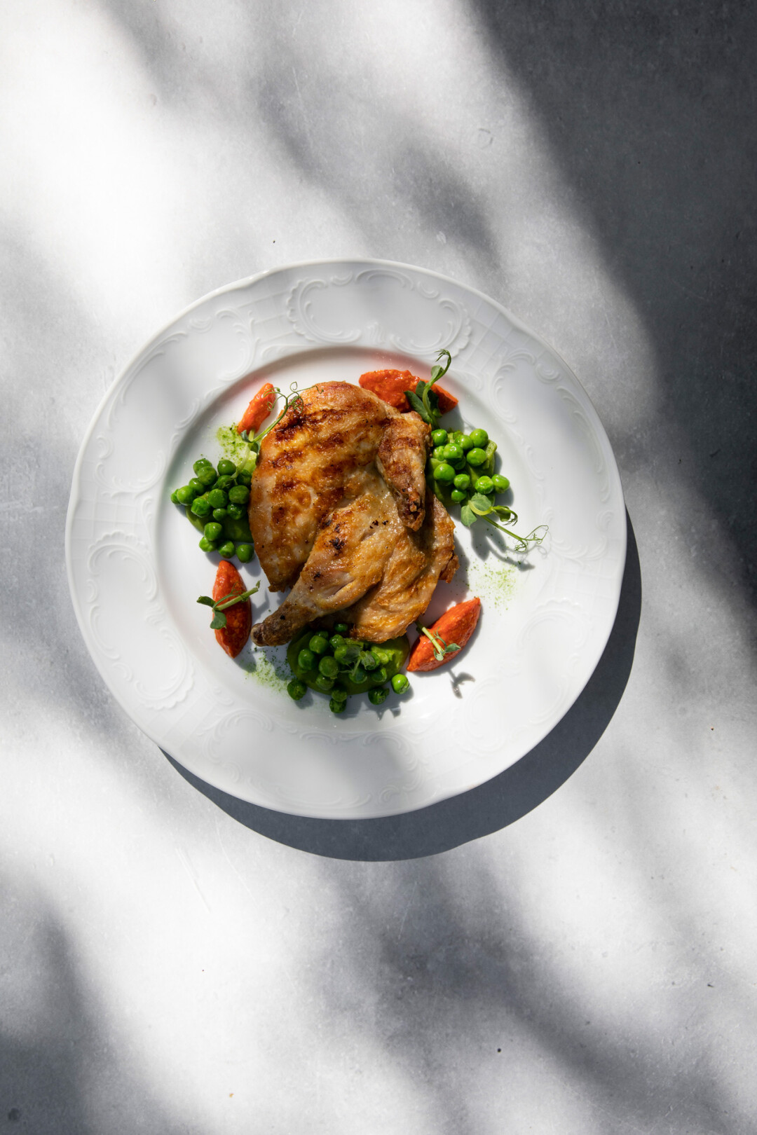 Фермерский цыплёнок с пюре из молодого горошка