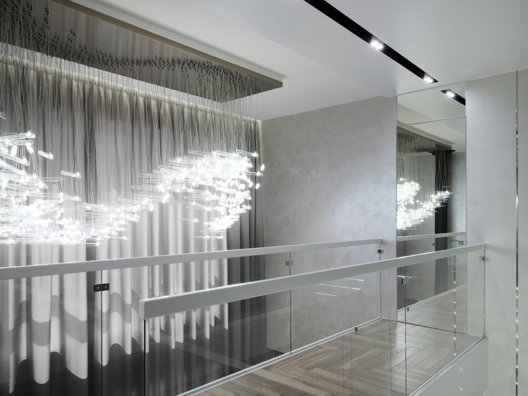 Дверь в скрытом коробе от фабрики LazioConcept в зеркальном исполнении с фальш-фрамугой до потолка Alporte Декоративная краска FUSION с легким