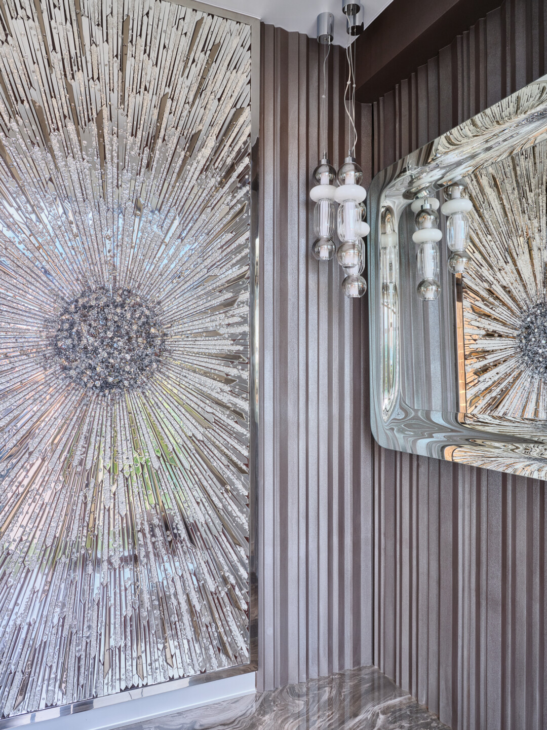 Дизайнерское зеркало Glenn полностью выполнено из зеркального стекла. Внешний край с закругленными углами создает эффект рамки с небольшой кривизной