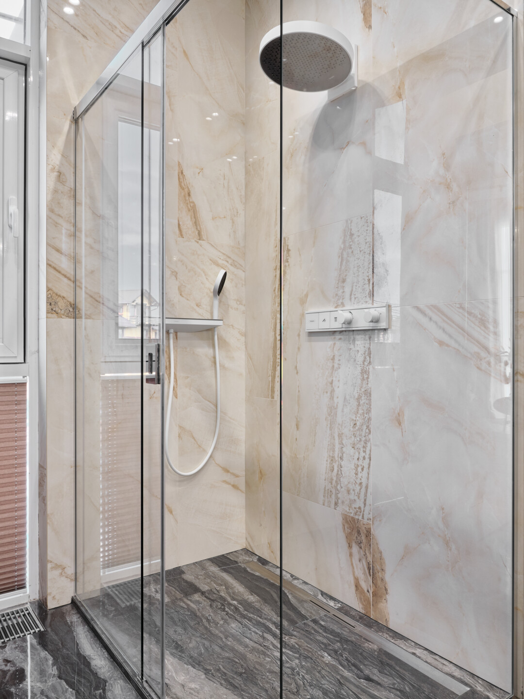 Перегородка в душевую с раздвижной дверью из стекла Crystalvision и системой со скрытыми роликами «Инженерная эстетика»