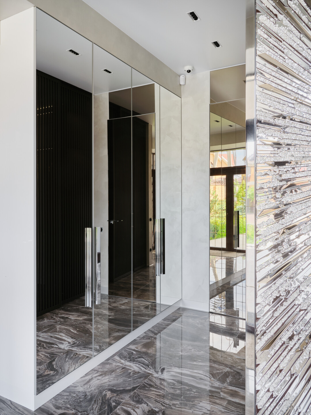 Фабрика LazioConcept представляет двери премиум-класса с использованием 2 мм анодированного алюминия, панели выполнены в зеркальной облицовке со