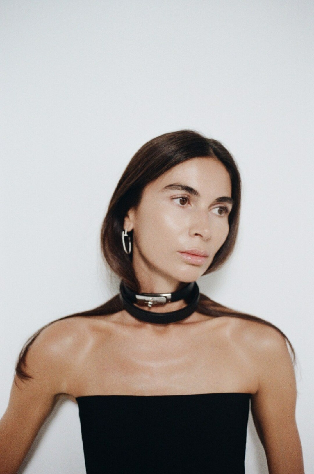 На Оксане: серьги Cartier, топ Agreeg, пояс, надетый как чокер — Hermes