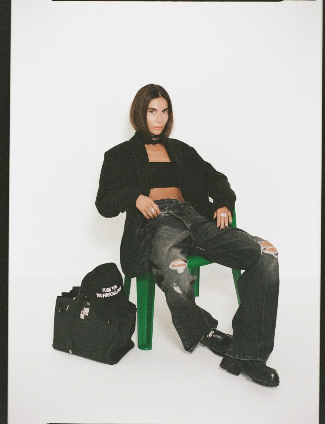 На Оксане: кольца и серьги Cartier, джинсы R13, жакет и топ Agreeg, лофер, сумка и пояс, надетый как чокер — Hermes