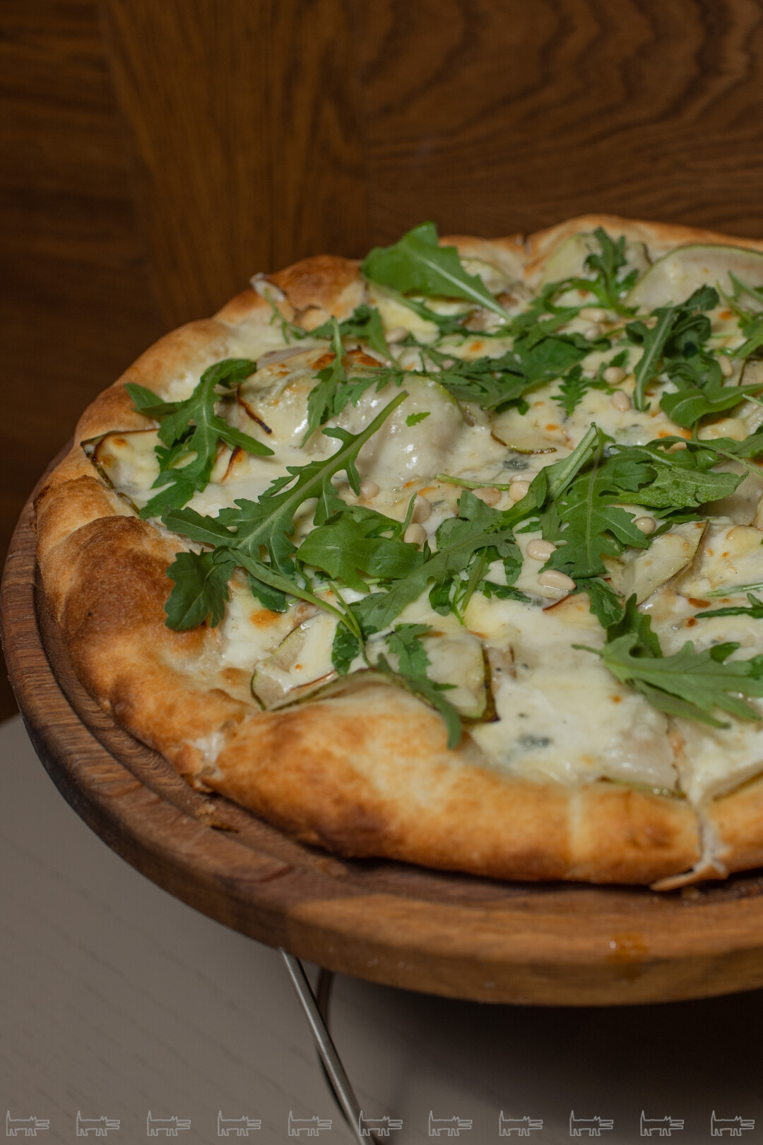 Римская сырная пицца с грушей