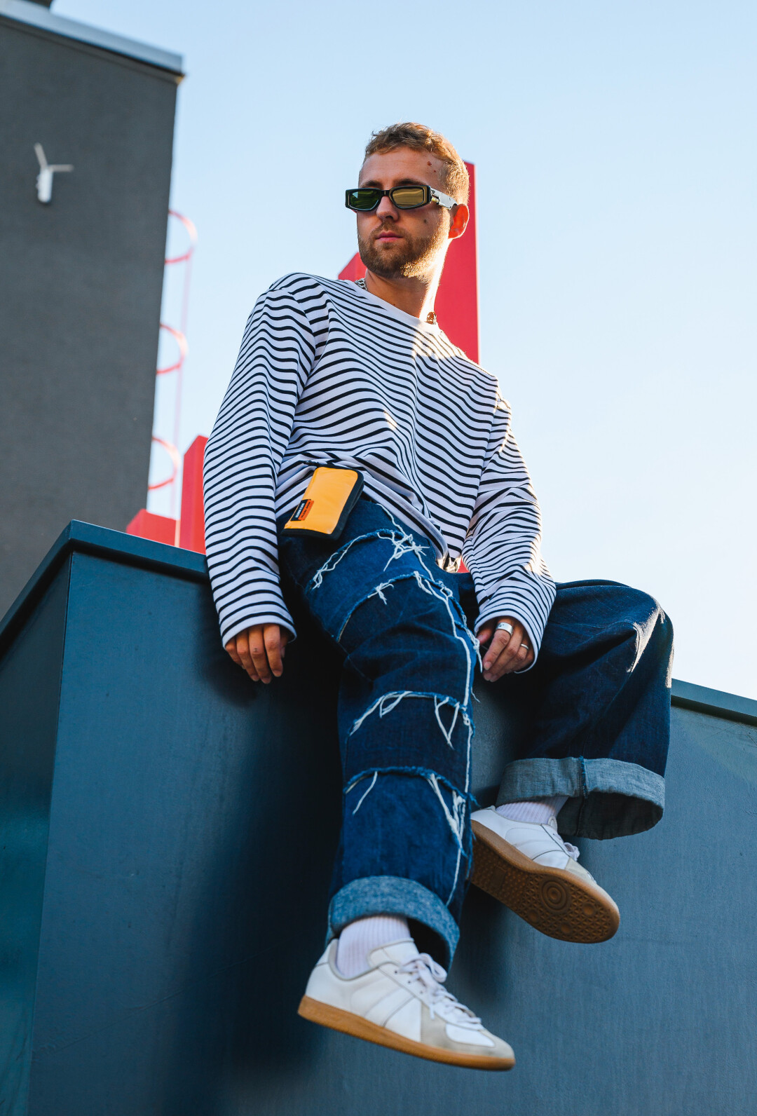 Лонгслив Gate31, джинсы Unrichless, кеды Adidas BW Army, очки Heron Preston x Gentle Monster