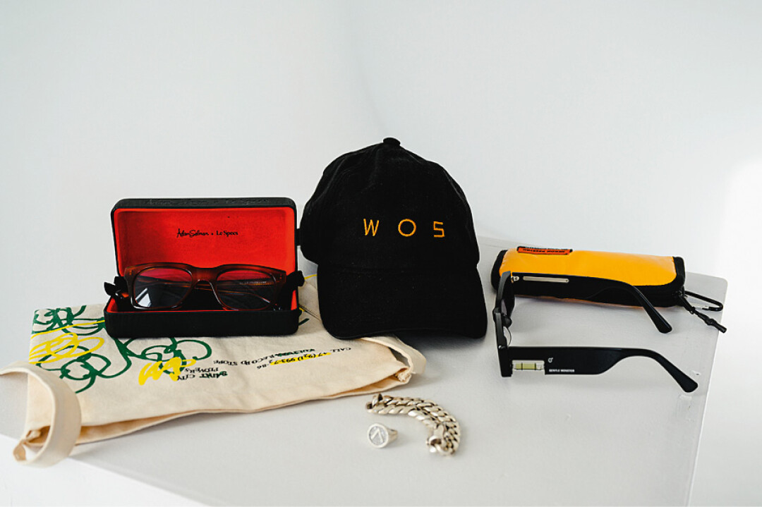 Очки Le Specs Fellini, сумка Saint City Lovers x Культура, кепка WOS, винтажный браслет, кольцо «Лауд», очки Heron Preston x Gentle Monster