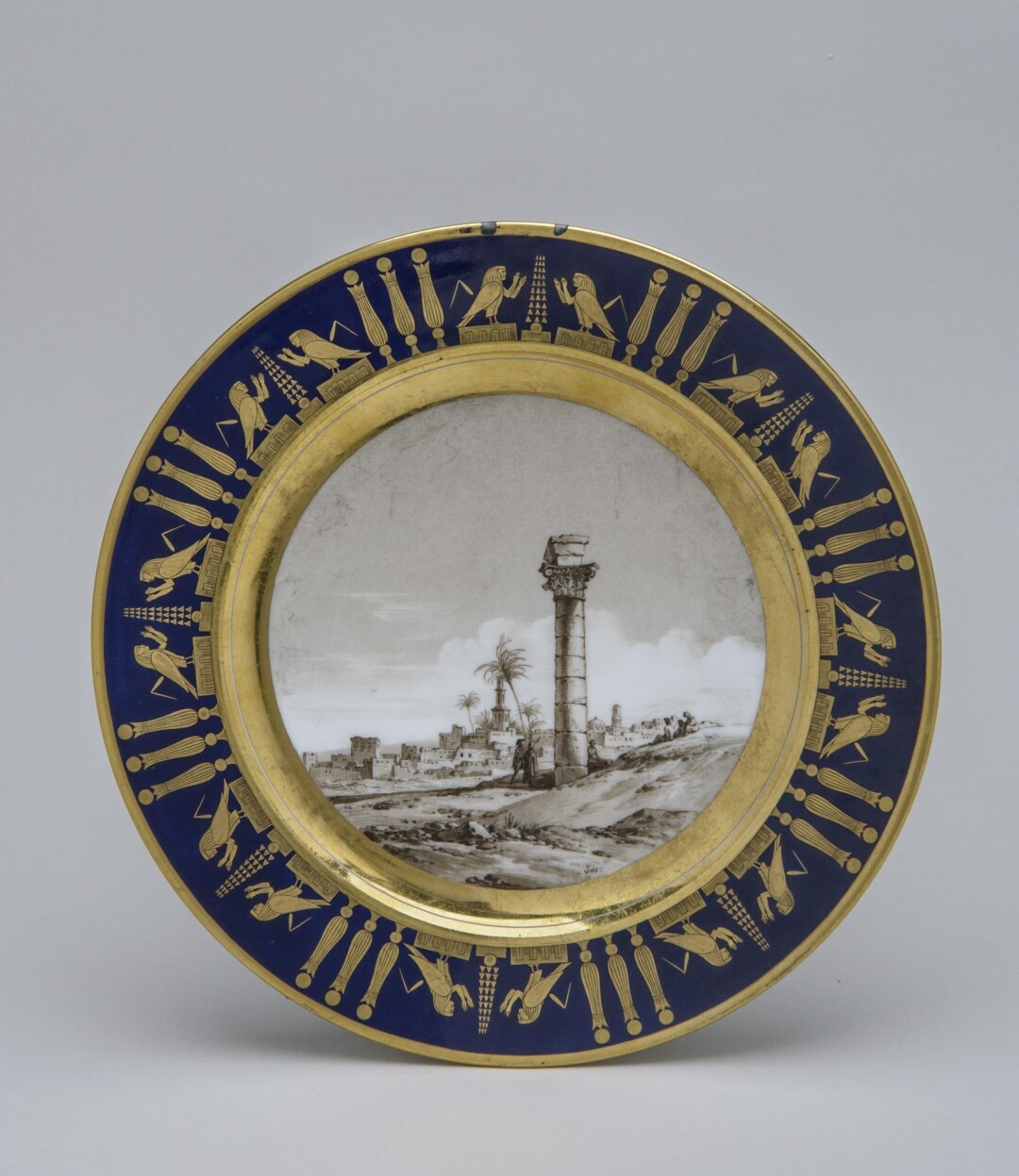 Тарелка с видом руин храма Осириса. Франция, 1806 г.