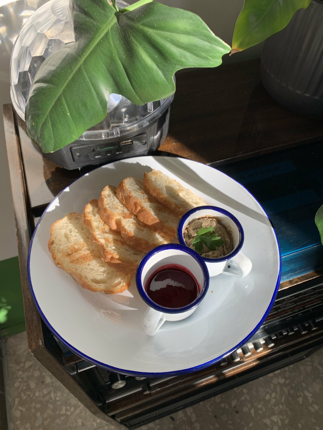 Паштет из куриной печени с брусничным соусом