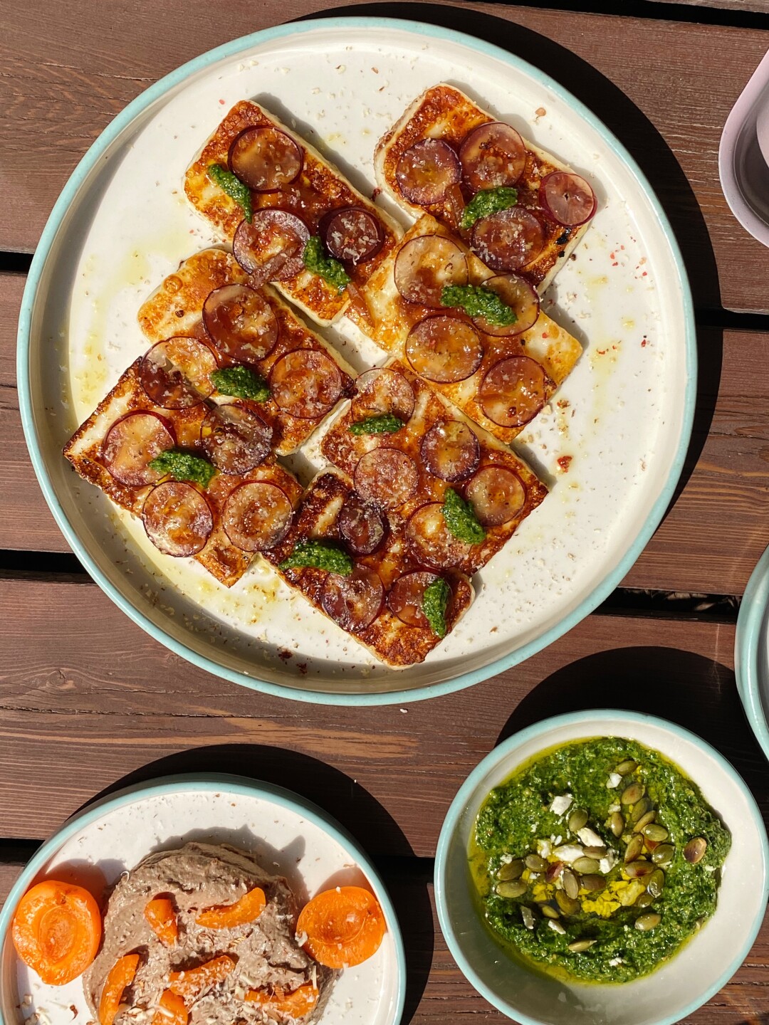 Жареный халуми с бергамотом, виноградом и песто