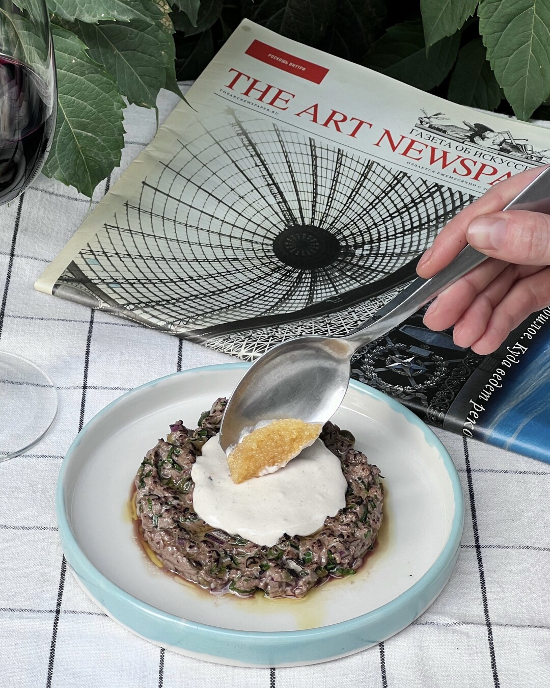 Обожженный тар тар из говядины с соусом из тунца, каперсами и щучьей икры