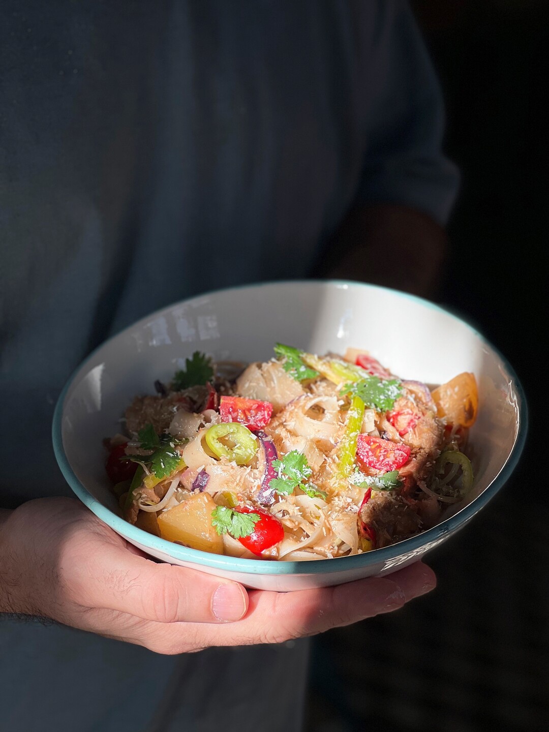 Рисовая лапша с уткой, кокосом и ананасом