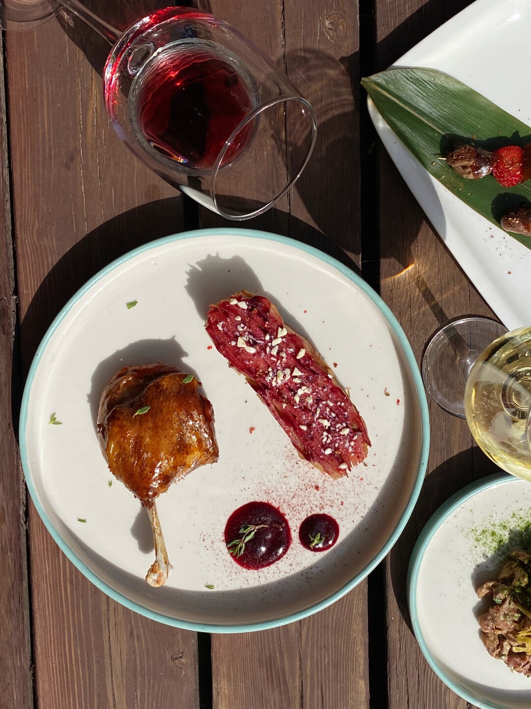 Утиная ножка конфи с гратеном из яблока