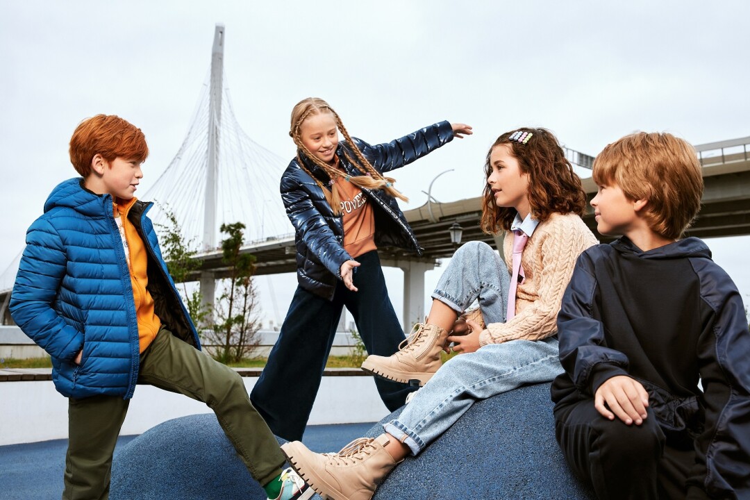 На Макаре: куртка, 3599 руб. На Насте: куртка, 3599 руб., толстовка, 1999 руб., брюки, 2499 руб. На Амине: джинсы, 1799 руб.