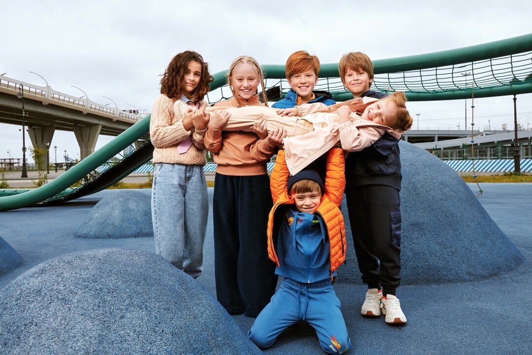 На Амине: джинсы, 1799 руб. На Насте: толстовка, 1999 руб., брюки, 2499 руб. На Мире: плащ, 3399 руб. На Прохоре: куртка, 3599 руб., толстовка, 1599